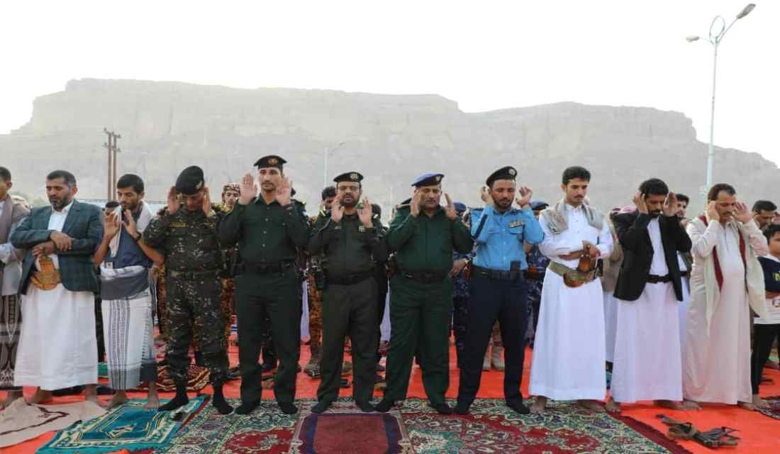 الوكلاء الشريف والكثيري يؤديان صلاة العيد مع جموع المواطنين بسيئون (فيديو) Image